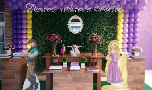 Festa Rapunzel decorada com displays de MDF