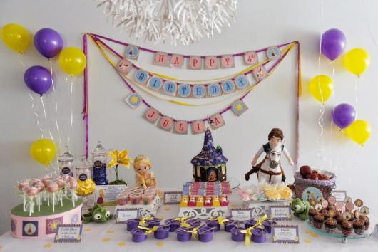 Festa Rapunzel simples decorada com mesa coberta com toalha branca e kit festa feito em casa