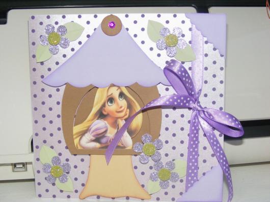 Festa Rapunzel convite scrap com detalhe de laço de fita roxa
