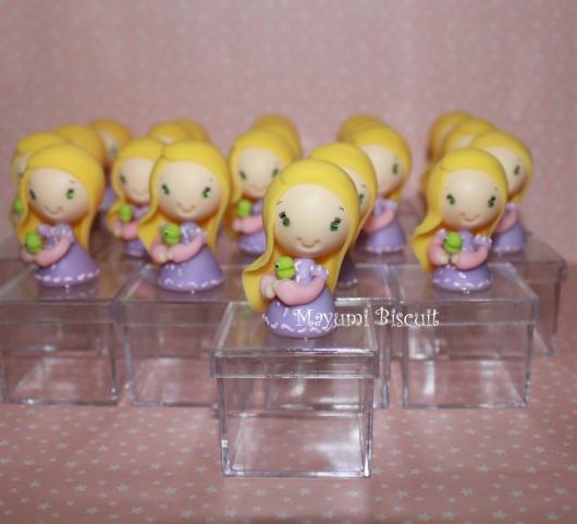Festa Rapunzel lembrancinha de caixinha com aplique da Rapunzel de biscuit