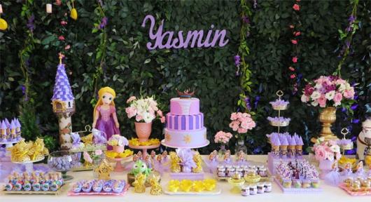 Festa Rapunzel Baby decorado com bonecas e muro inglês