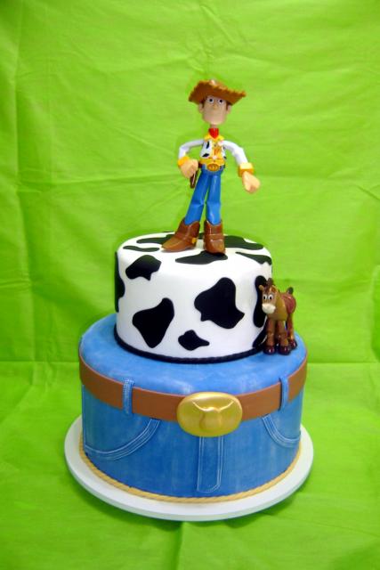 Festa Toy Story 2 andares decorado com pasta americana e topo do Xerife Wood