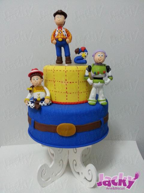 Festa Toy Story bolo fake 2 andares decorado com tecido e personagens de biscuit