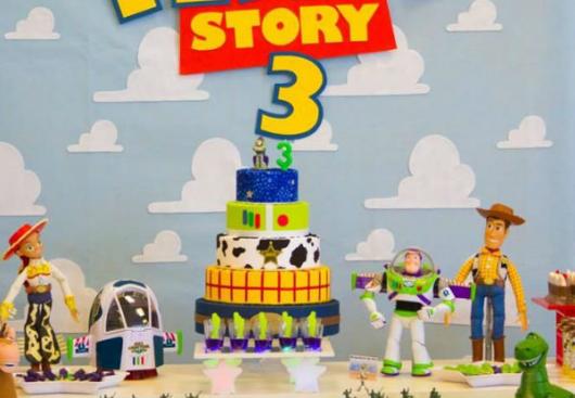 Festa Toy Story decoração baby com painél e aplique de papel imitando o céu