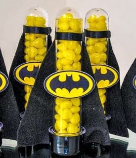 Fotos e Ideias de Lembrancinhas do Batman tubete personalizado com aplique do símbolo do Batman