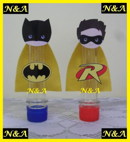 Fotos e Ideias de Lembrancinhas do Batman tubete personalizado com rosto e capa do Batman impresso