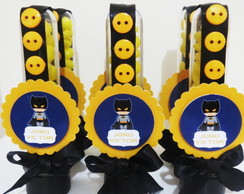Fotos e Ideias de Lembrancinhas do Batman tubete personalizado com aplique impresso e lacinho de fita preta