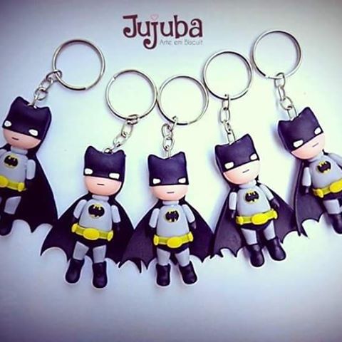 Fotos e Ideias de Lembrancinhas do Batman de biscuit chaveiro do personagem
