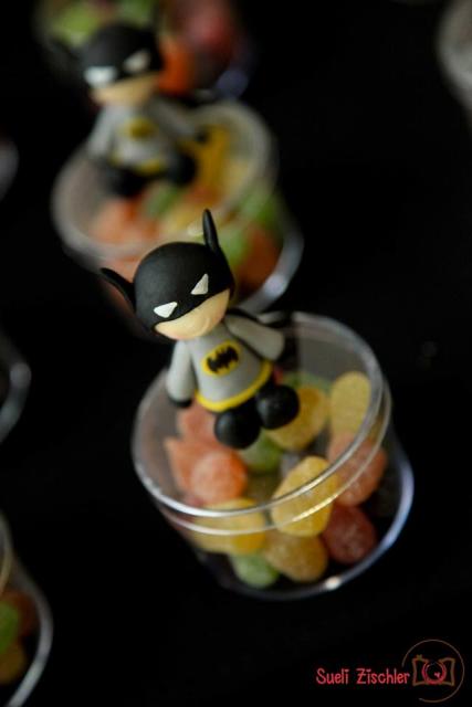 Fotos e Ideias de Lembrancinhas do Batman de biscuit pote para balas personalizado