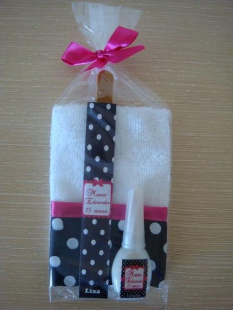 Lembrancinhas Fáceis de Fazer para as amigas kit de unha com esmalte, lixa e toalha