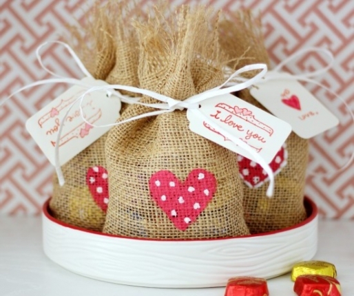 Lembrancinhas Fáceis de Fazer para namorado saquinho de juta decorado com coração cheio de guloseimas