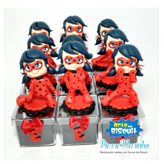 Lembrancinhas Ladybug em biscuit caixinha de acrílico