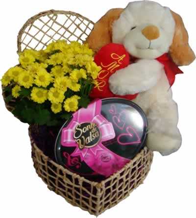 Presente Dia dos Namorados: bombom, urso de pelúcia e flores