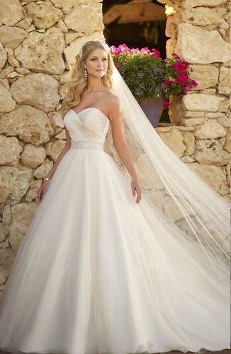 Vestido de Noiva Tomara que Caia com tiara