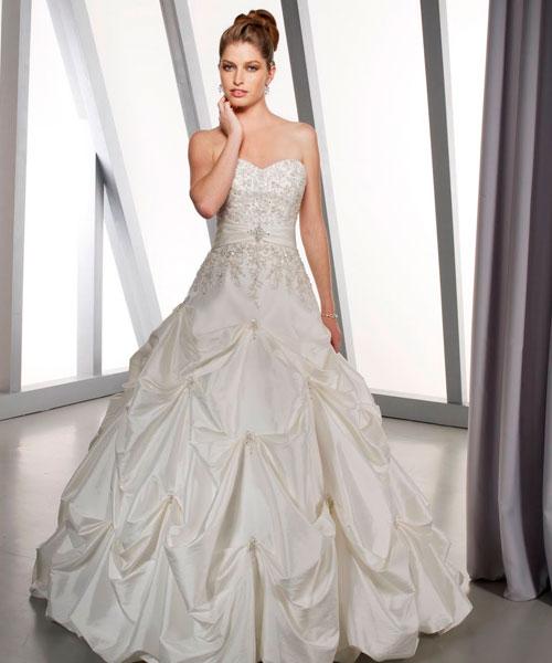 Vestido de Noiva Tomara que Caia com bordado no busto