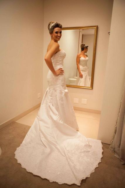 Vestido de Noiva Tomara que Caia com calda grande