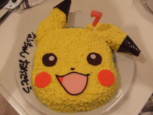 Bolo com o formato do rosto do Pikachu.