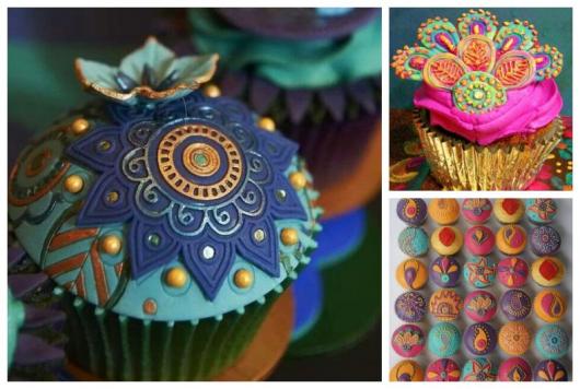 Montagem com três cupcakes coloridos.