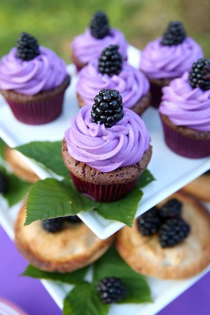 Cupcake com creme roxo.
