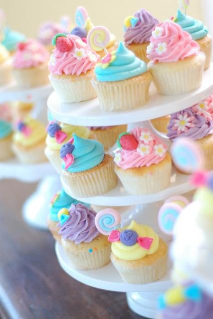 Cupcakes com cremes coloridos.