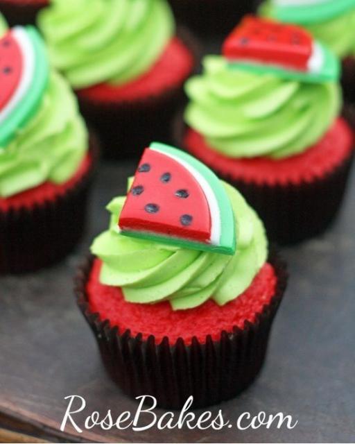 Cupcake simples vermelho e verde.