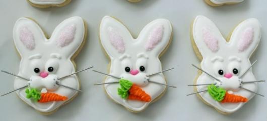 Biscoitos Decorados de Páscoa no formato de coelho com cenoura na boca