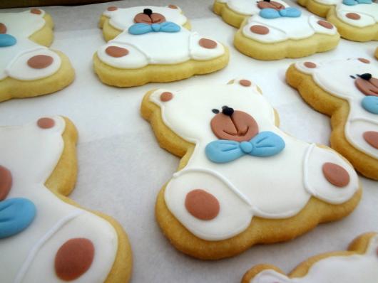 Biscoitos Decorados infantil ursinho branco com gravata azul