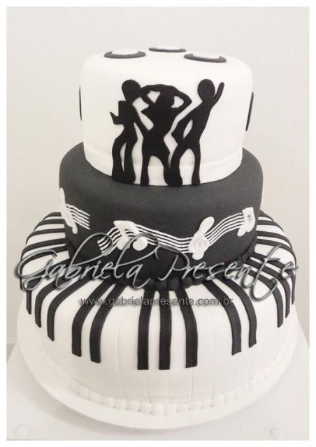 Bolo Anos 60 redondo preto e branco com aplique no formato de silhueta de dançarinos