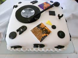 Bolo Anos 60 quadrado simples com aplique de mini disco de vinil