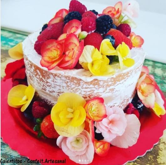 bolo com frutas e flores