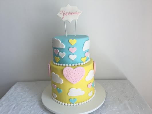 Bolo Chuva de Amor decorado com corações e nuvens