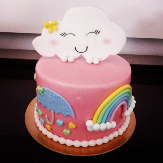 Bolo Chuva de Amor decorado com pasta americana rosa e arco-íris