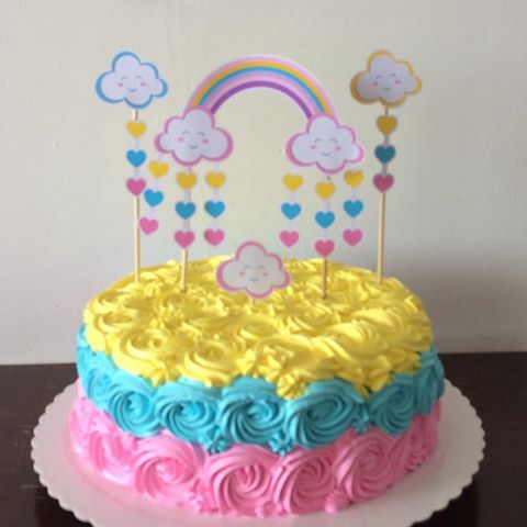 Bolo Chuva de Amor decorado com chantilly amarelo, azul e rosa