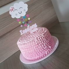 Bolo Chuva de Amor decorado com glacê rosa claro e topper de nuvem