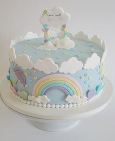 Bolo Chuva de Amor decorado com nuvens e arco- íris