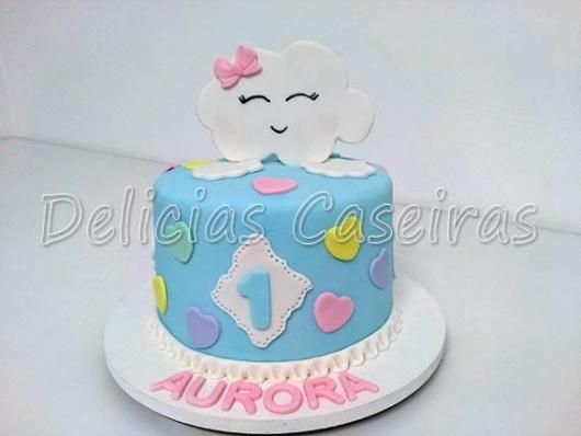 Bolo Chuva de Amor decorado com nuvem e idade do aniversariante