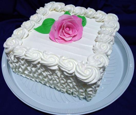 Como Fazer Bolo de Aniversário decorado com chantilly branco e flor no topo
