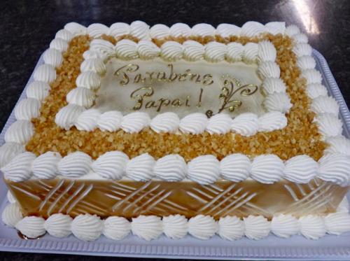 Como Fazer Bolo de Aniversário decorado com chantilly e castanha