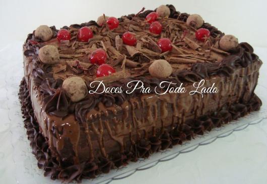 Como Fazer Bolo de Aniversário decorado com raspas de chocolate