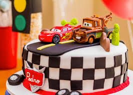 Como Fazer Bolo de Aniversário decorado com topo de bolo dos carros