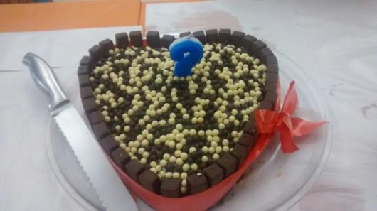 Como Fazer Bolo de Aniversário decorado com fita vermelha e kit kat