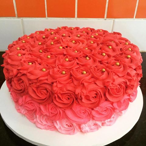 Como Fazer Bolo de Aniversário decorado com chantilly vermelho, rosa e branco