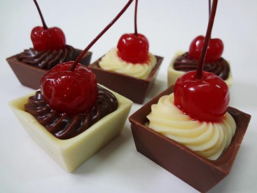 Copinho de Chocolate branco com mousse de chocolate e cereja