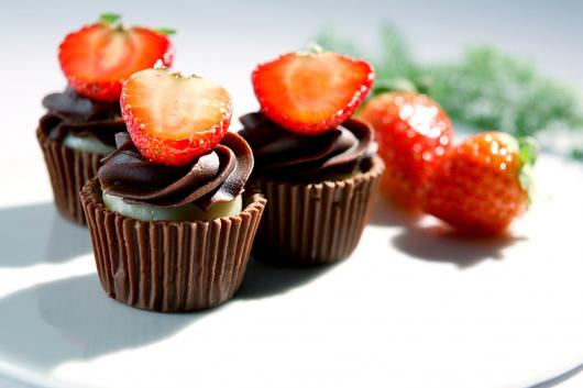 Copinho de Chocolate redondo com morango e mousse de chocolate