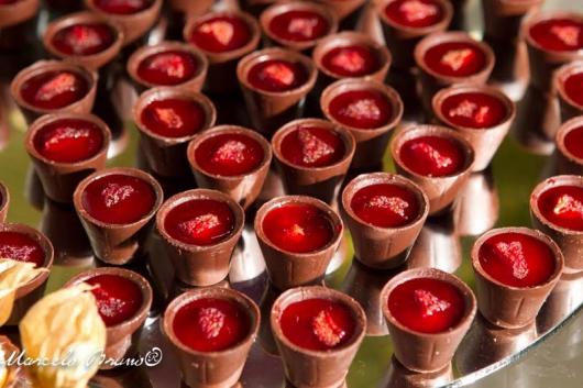 Copinho de Chocolate com morango em calda