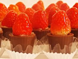 Copinho de Chocolate com morango inteiro