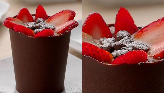 Copinho de Chocolate com morango e açucar polvilhado