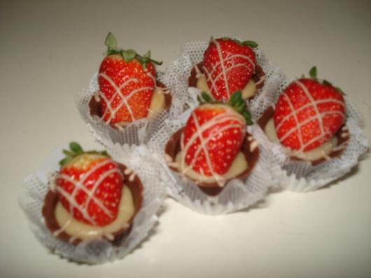 Copinho de Chocolate com morango em forminha