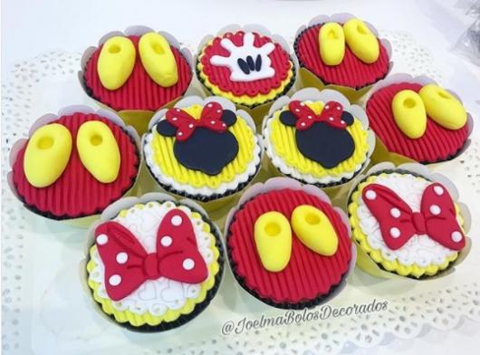 decoração vermelha e amarela