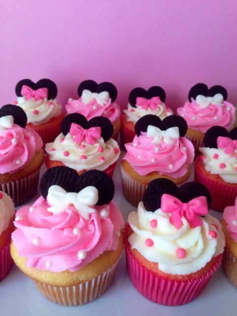 cupcake rosa e branco